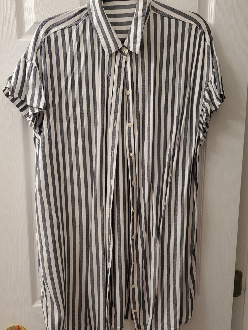 Source Unknown Black & White Vertical Stripe Short Sleeve Button-Down